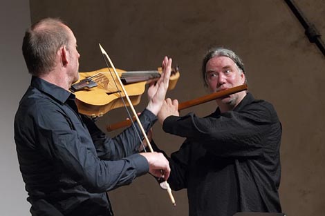 Ansambl Dialogos (Albrecht Maurer, viela i rebek; Norbert Rodenkirchen, poprečna flauta i harfa), foto: © Vedran Penga