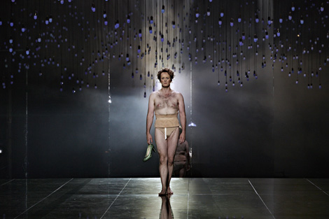 Thomas Walker (Plateja); Opera u Stuttgartu: Jean Philippe Rameau, Plateja (Platée), dir. Ch. Curnyn, red. C. Bieito, foto: A.T. Schaefer