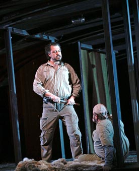 Ante Jerkunica (Hunding), Frank van Aken (Siegmund); Opera u Frankfurtu: Richard Wagner, Walküra, dir. Sebastian Weigle, red. Vera Nemirova, foto: Wolfgang Runkel