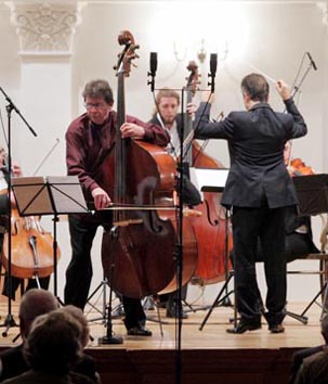 Kontrabasist Mario Ivelja, dirigent Marc Coppey i Zagrebački solisti, foto: © Mirko Cvjetko